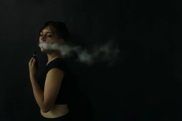 Večírek Vape Krásná Sexy Mladá Žena Okouzlující Mystickou Výpomocí Make — Stock fotografie