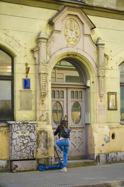 Visão Traseira Fêmea Entrando Prédio Evitando Uma Scooter Elétrica Compartilhada — Fotografia de Stock