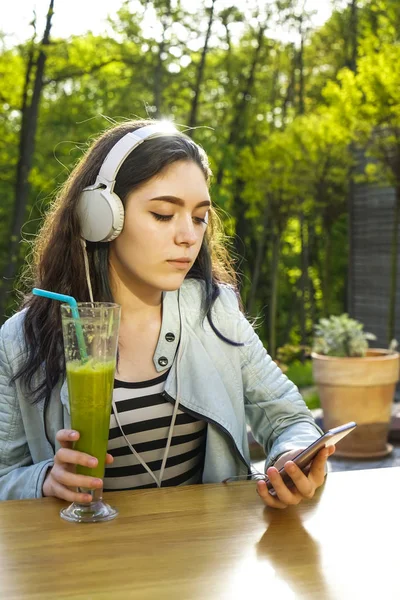 Jovem Mulher Bonita Usando Smartphone Café Bebendo Smoothie Vidro — Fotografia de Stock