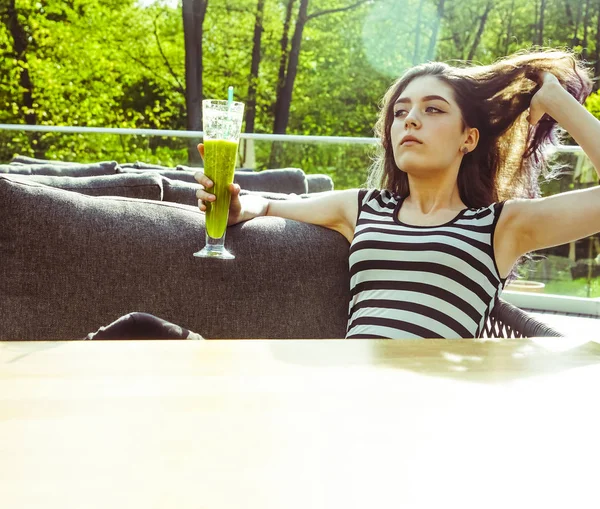 Jovem Bebendo Smoothie Cocktail Verde Com Uma Palha — Fotografia de Stock