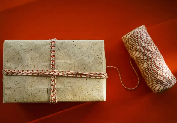 Prezent Świąteczny Pudełko Zapakowane Papier Czerwonym Tle Papieru Pusta Przestrzeń — Zdjęcie stockowe