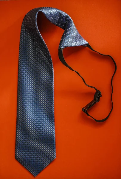 Elegante Cravatta Blu Scuro Con Motivo Viola Isolato Sfondo Carta — Foto Stock