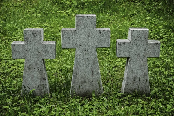 Trzy Szare Granitowe Krzyże Obok Siebie Pamięci Zmarłych Koncepcja Zbliżenie — Zdjęcie stockowe