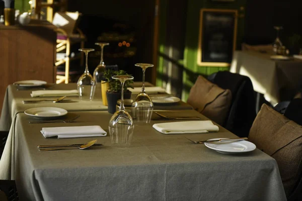 Cafe ya da restoranda yemek masalarını ayarla. Restoranda güzel servis edilen masalar.. 