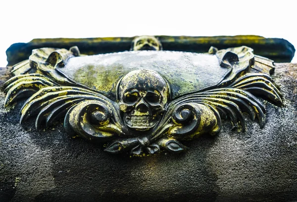 墓に石人間の頭蓋骨 — ストック写真