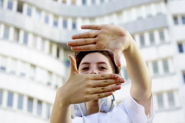 Retrato Brincalhão Bela Mulher Caucasiana Fingindo Tirar Fotos Com Mãos — Fotografia de Stock