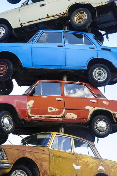 Pilha Carros Enferrujados Danificados Junkyard Dump Quebrado Caiu Carros Cemitério — Fotografia de Stock