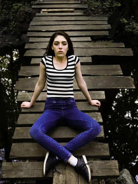 Mujer Joven Sentada Relajada Puente Madera Sobre Río —  Fotos de Stock