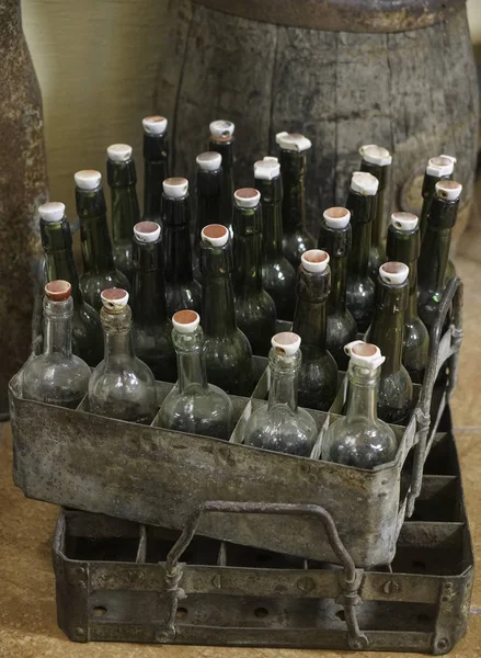 Старе Пиво Порожні Прозорі Пляшки Вінтажному Металевому Ящику Дерев Яній — стокове фото