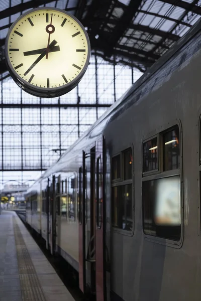 Tom Järnvägsstations Plattform Med Avgångs Tavla Och Klocka Rese Och — Stockfoto