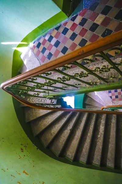 Eski Evde Avrupa Antik Vintage Yuvarlak Merdiven Riga Letonya Demir — Stok fotoğraf