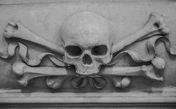 Antigo Destruiu Escultura Terrível Crânio Ossos Cruzados Crânio Mármore Esculpido — Fotografia de Stock