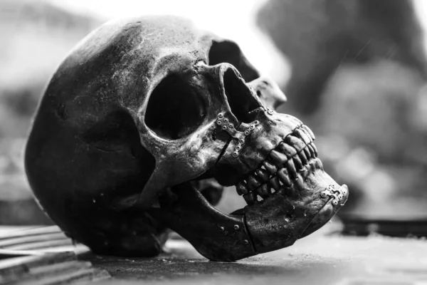 墓の上の鋼の人間の頭蓋骨. — ストック写真