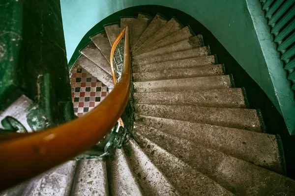 古い家のヨーロッパのアンティークヴィンテージ丸い階段 ラトビア リガ鉄の手すりが付いている古い家の螺旋階段の粒状のヴィンテージスタイルのイメージ — ストック写真