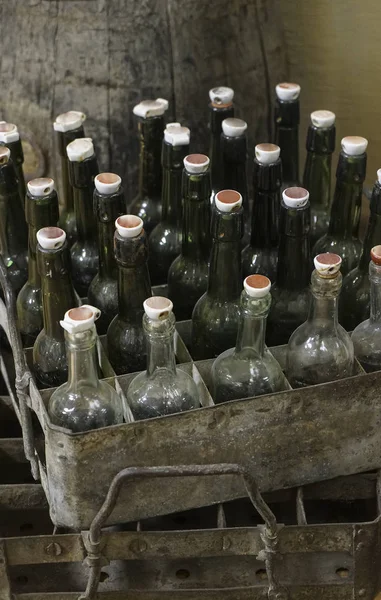 ヴィンテージ金属クレートとブドウの木製バレルの古いビール空のクリアボトル — ストック写真