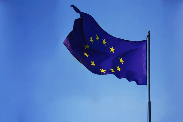 Zászlaja Európai Unió Integetett Szél Zászlórúd Kék Eget Napsütéses Napon — Stock Fotó