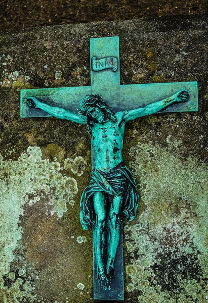 그리스도는 이끼로 십자가에 십자가에 박히신다 배경에 십자가에 박히다 — 스톡 사진