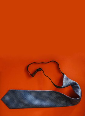 Kırmızı kağıt arka plan üzerinde izole mor desenli zarif koyu mavi kravat