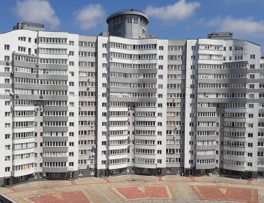 cam ve çelik ofis boş çok mağazalı gökdelen binanın pencereleri ve içinde hiçbir kişi ile