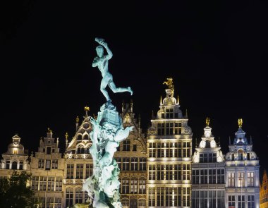 Brabo Çeşmesi ve Grote Markt, Antwerp, Belçika'daki lonca evleri. gece sahnesi. 