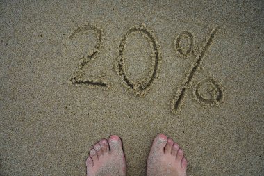 kum - 20 yüzde yirmi, - eksi % 20, üzerinde yazıt yirmi kumla dalga deniz üzerinde yazıt