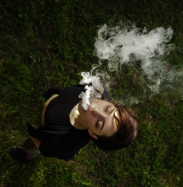 genç kız elektronik sigara içiyor