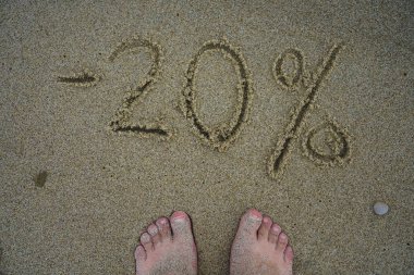 kum - 20 yüzde yirmi, - eksi % 20, üzerinde yazıt yirmi kumla dalga deniz üzerinde yazıt
