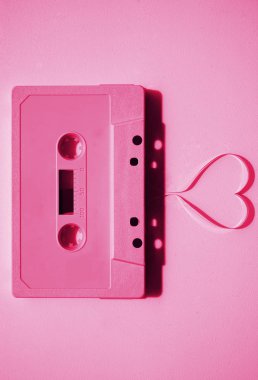 kalp şekli oluşturmak için kasetten çıkan bant. Vintage ses kaseti 
