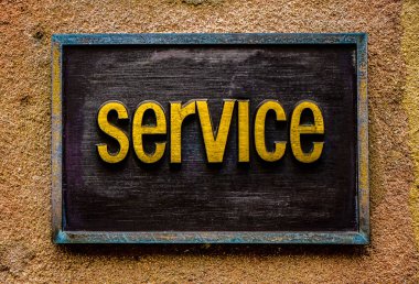 Kahverengi beton duvar arka plan üzerinde yazıt Servisi ile bilgi panosu.