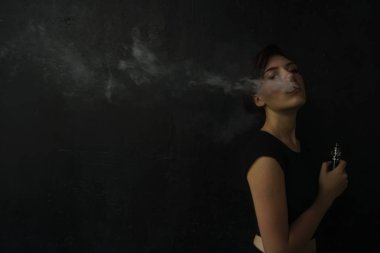 Vape Partisi. Gece Kulübü'nde çekici mistik makyaj vaping ile Güzel Seksi Genç Kadın (duman nefes). 