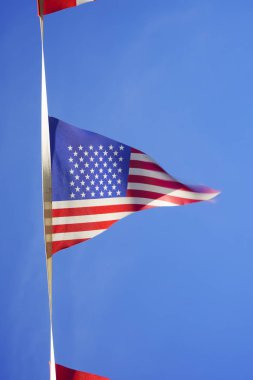 Parlak mavi göklere uzanan bir bambu yazı tarafından desteklenen şeritli bayrak afiş.