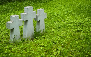 üç gri granit ölü, kavram, yakın çekim anısına yan yana haçlar.