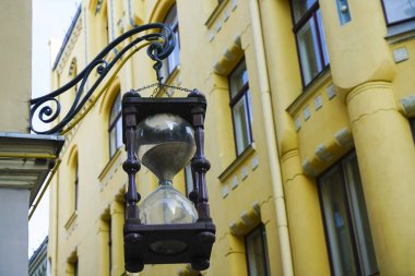 Eski şehrin cephesinin arka planında kum saati