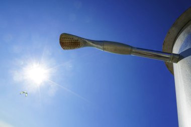 sahilde duş. Duş başlığından su damlası ile plaj da açık duş. 