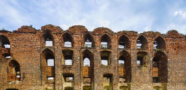 Pencereler için kemerli açıklıklar ile Antik tuğla duvar. 