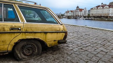 Kaliningrad, Rusya - May15, 2019: eski, paslı araba - Mercedes Benz şehir merkezinde.