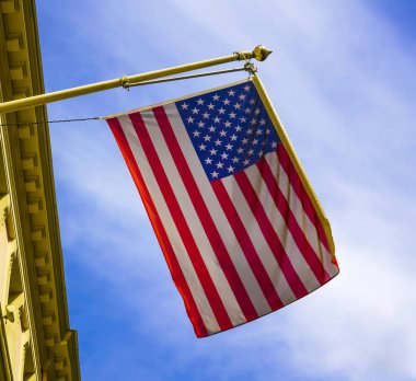  Alexandria, Virginia'da bir binaya Amerikan bayrağı asılmış.
