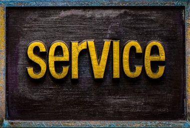 Kahverengi beton duvar arka plan üzerinde yazıt Servisi ile bilgi panosu.