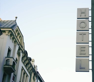 Mavi gökyüzü altında kelime Otel ile Neon İşareti