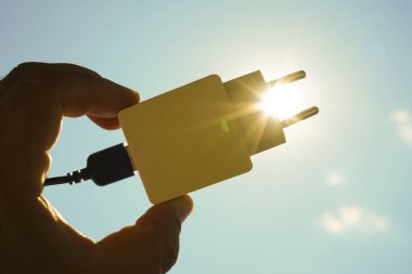 fiş (Güç Kaynağı) bağlantısı ile güneş enerjisi güç almaya hazır. güneş ışınlarına karşı güç soketi silueti 