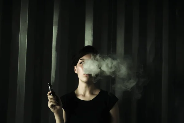 Večírek Vape Krásná Sexy Mladá Žena Okouzlující Mystickou Výpomocí Make — Stock fotografie