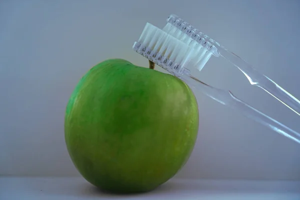 Manzana Par Cepillos Dientes Aislado —  Fotos de Stock