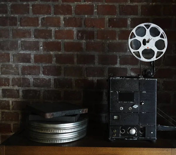 Tuğla Duvar Arka Planda Eski Bir Film Projektör Fotoğrafı Eski — Stok fotoğraf
