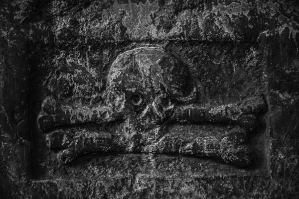 Древние разрушили ужасную скульптуру черепа и скрещенных костей. Мраморный череп и орнамент из кости барокко
