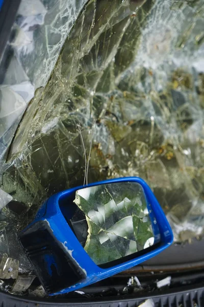 Ραγισμένος Οπίσθιος Καθρέφτης Μπλε Αυτοκίνητο — Φωτογραφία Αρχείου
