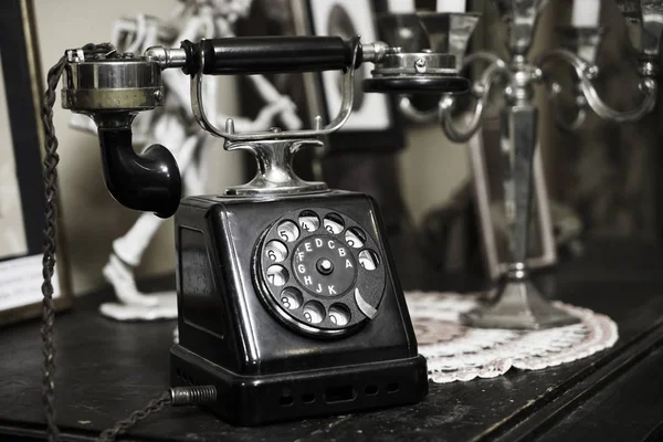 Velho, vintage, telefone envelhecido na mesa — Fotografia de Stock