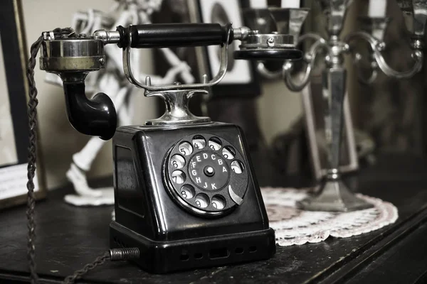 Vecchio, annata, telefono invecchiato sul tavolo — Foto Stock