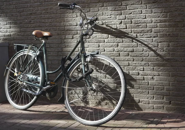 Black Classic Road Bike Lutar Mot Grå Tegelvägg Solen Med — Stockfoto