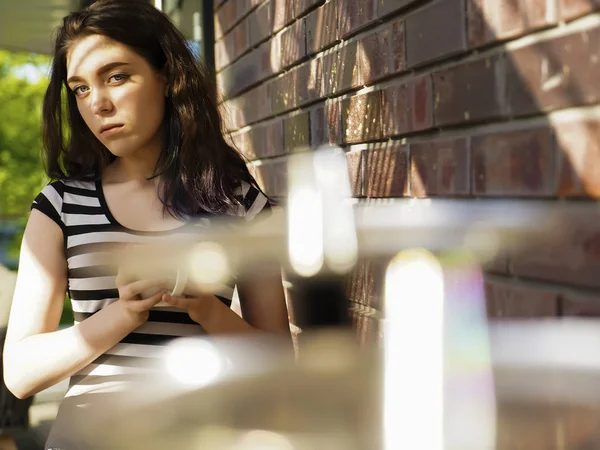 Femme Gaie Dans Rue Buvant Café Matin Soleil — Photo