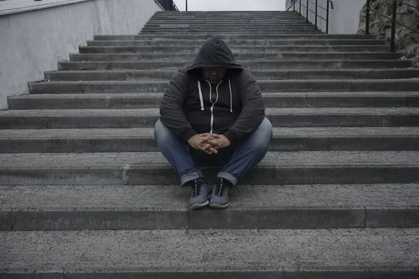 Chudák Školní Puberťák Stříškou Venkovní Posezení Koncepce Deprese Sociální Izolace — Stock fotografie